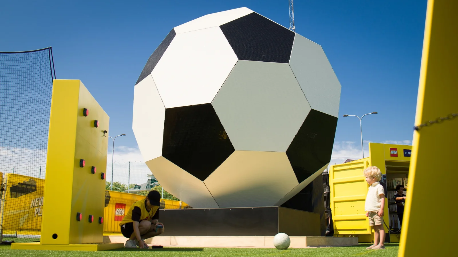 Gigantisk LEGO-fodbold lander i Hjørring under Dana Cup
