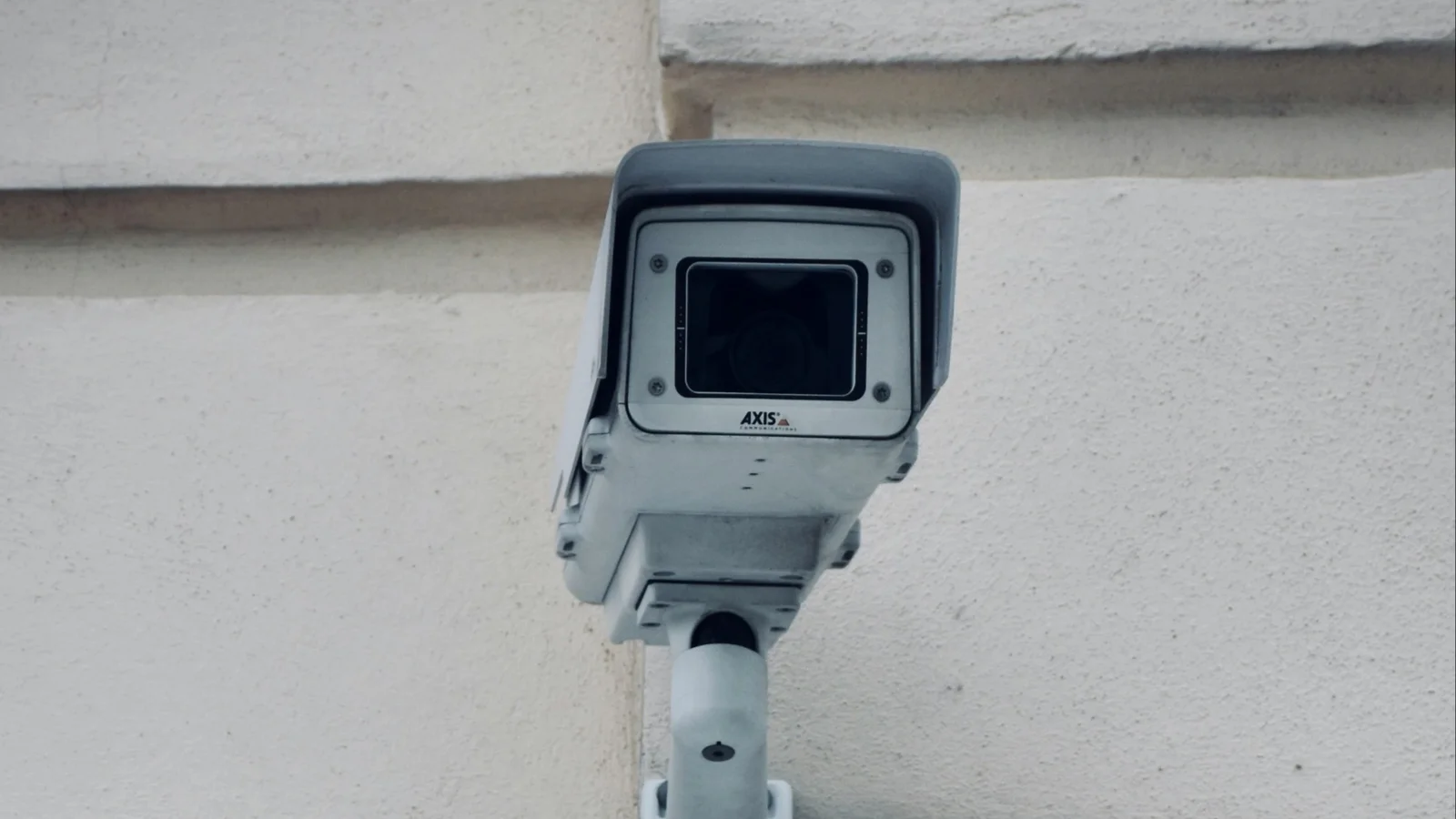 Politiet søger fortsat vidner og videoovervågning efter at lokaltog påkørte træstammer i Ølgod