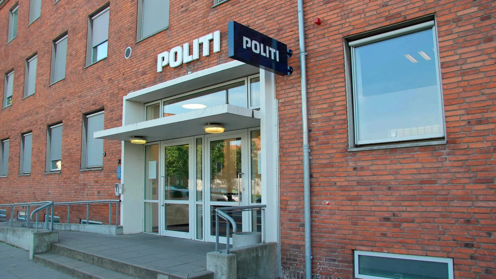 Vi moderniserer indgangspartiet på hovedstationen i Esbjerg - ekspeditionen er fortsat åben