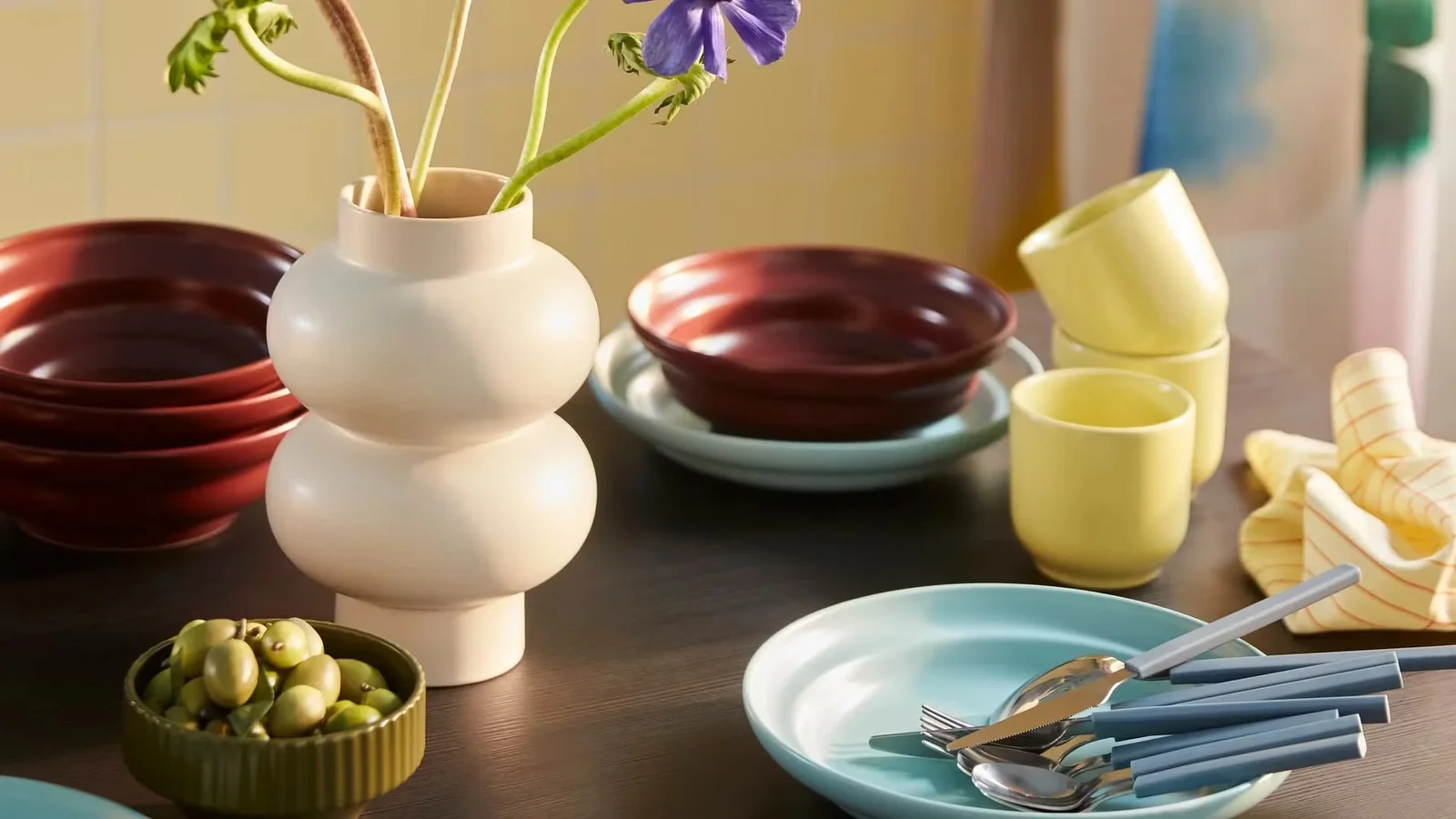 IKEA lancerer SPJUTLILJA – en farverig serie, der giver personlighed til køkken og spisebord