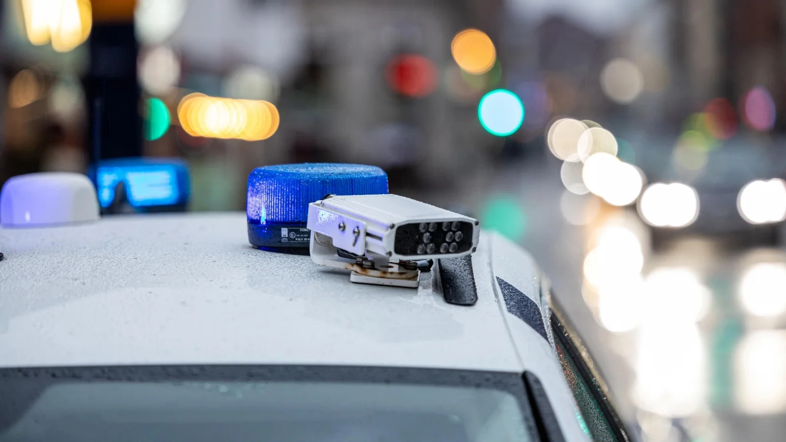 Politiet efterlyser mand i våbensag fra Vallensbæk