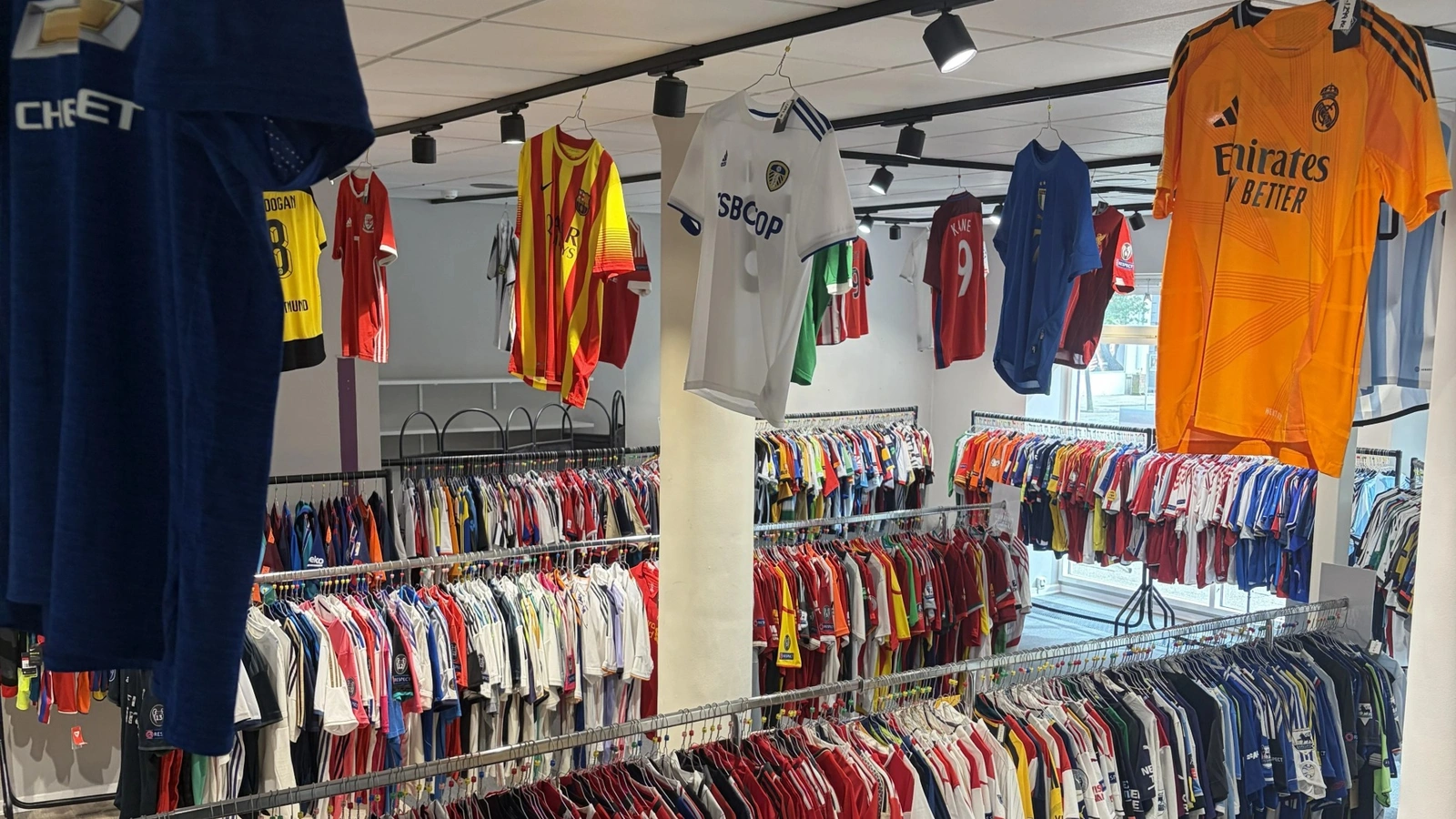 1200 fodboldtrøjer samlet under ét tag: Pop-up-butik kommer til Silkeborg