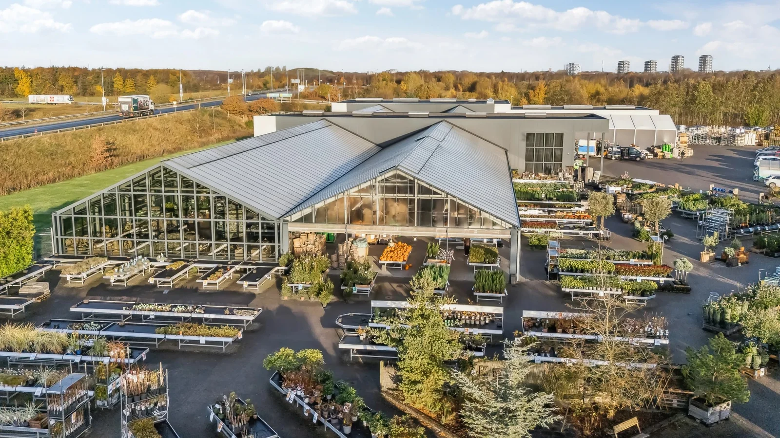 3.500 m² butiksejendom i Herning solgt for større tocifret millionbeløb