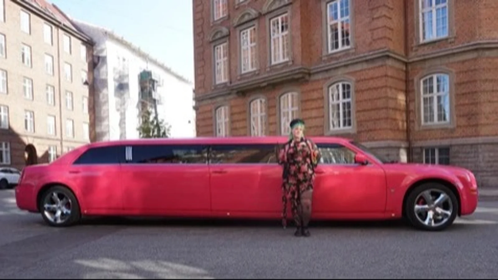 Oplev moderne dans, metervis af stof og en otte meter lang lyserød limousine i Metroen