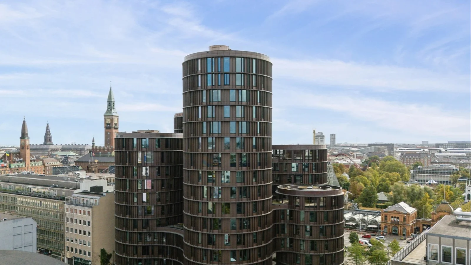 ​​​​​​​Anerkendt dansk restauratør lejer tre etager i Axel Towers