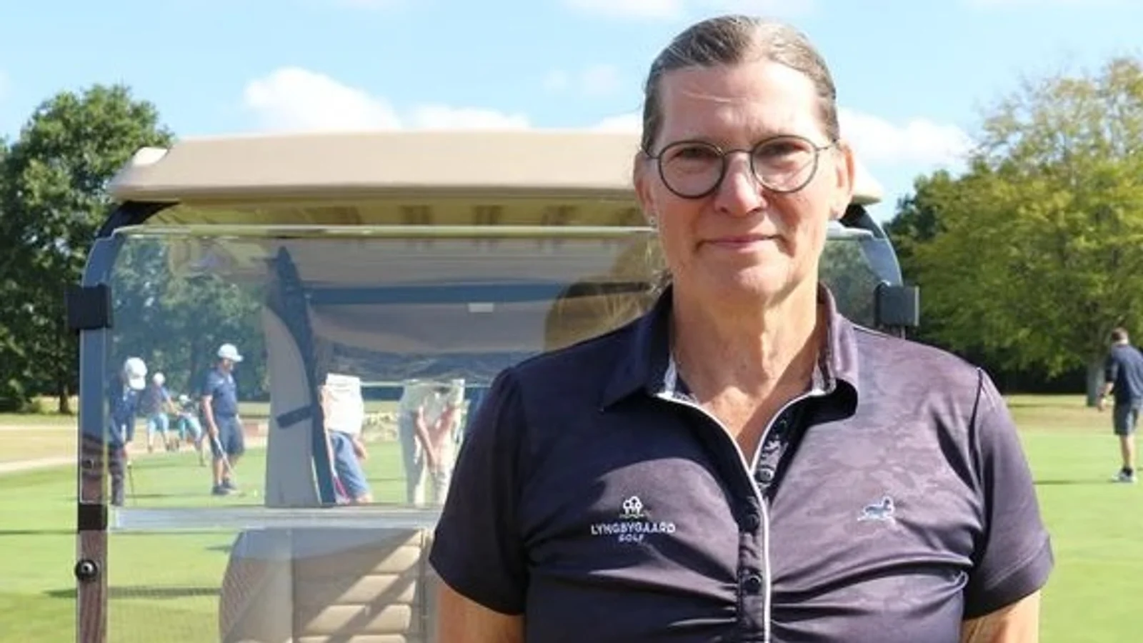 Lone får pris for sit frivillige arbejde i Lyngbygaard Golf Klub