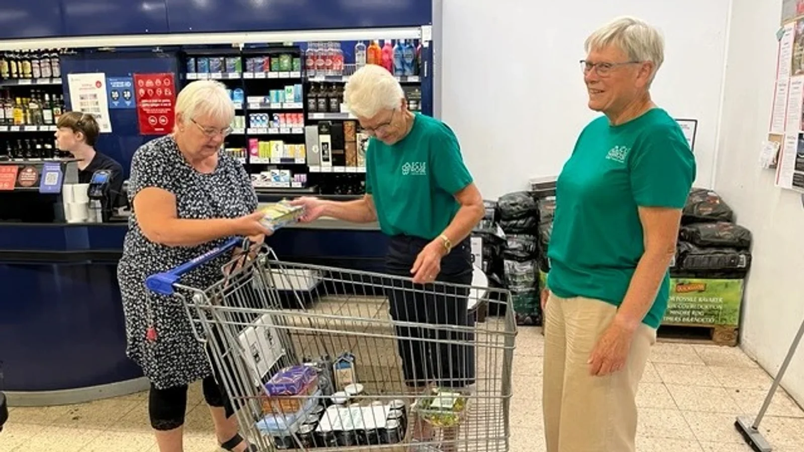 Frivillige gav en ekstra hånd i REMA 1000 og satte fokus på sclerose