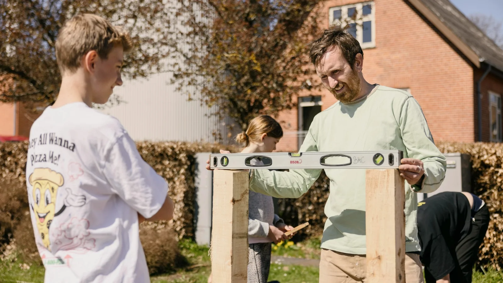 Ny bog tager os rundt i fællesskabs-Danmark