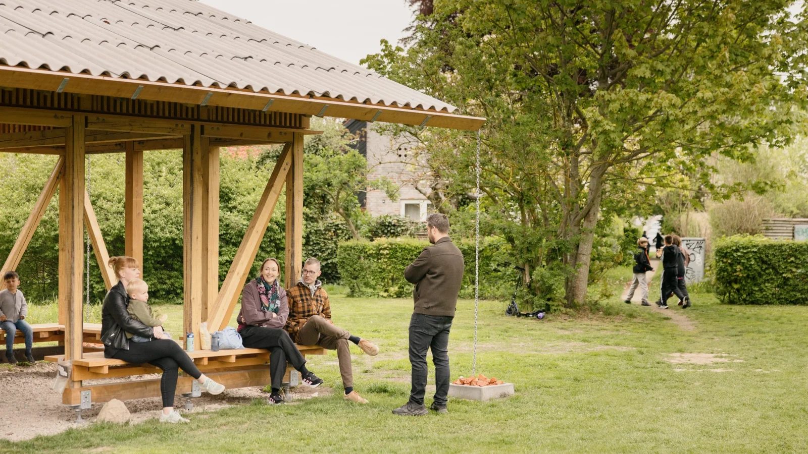 Ny bog tager os rundt i fællesskabs-Danmark