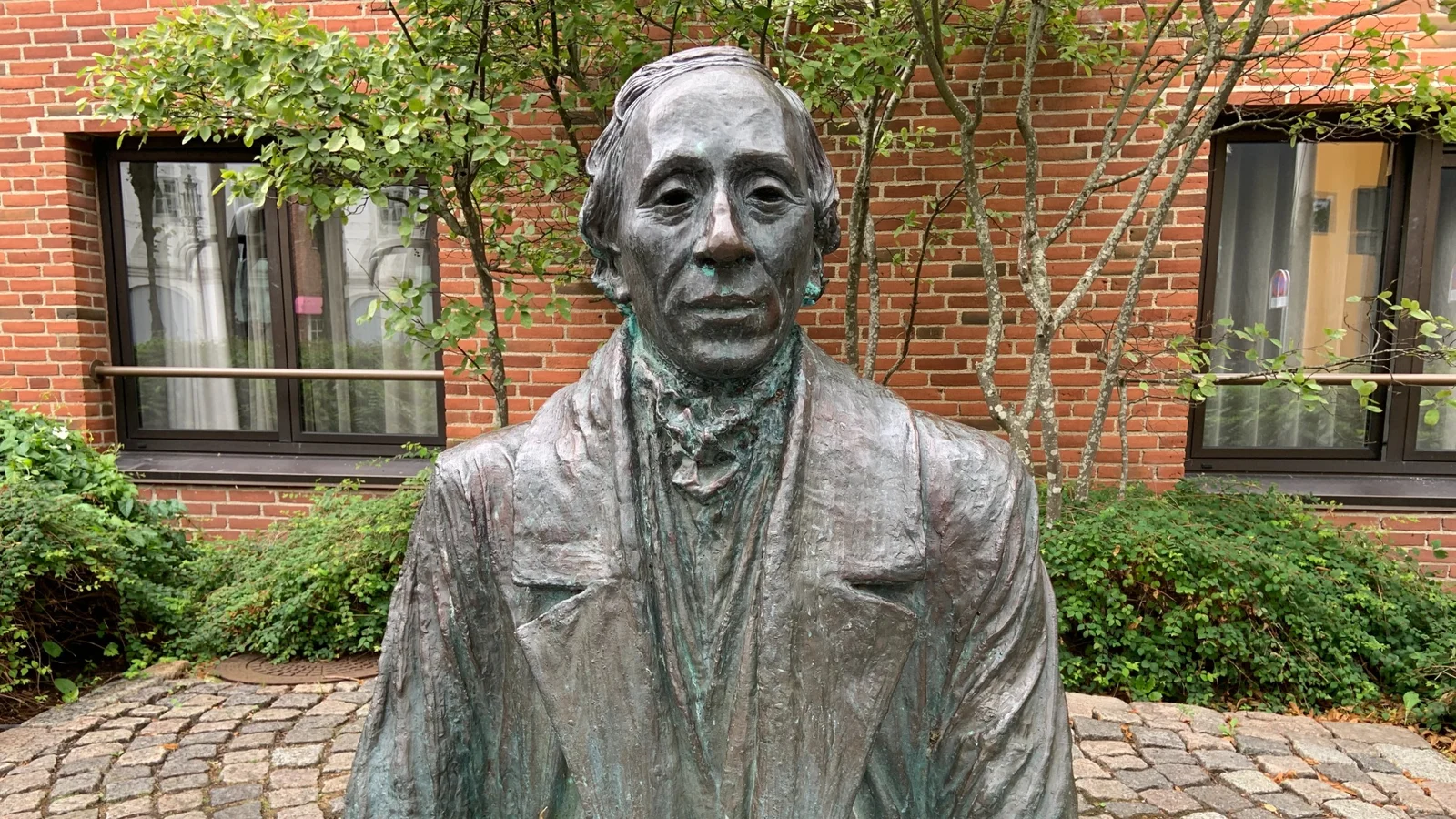 Tal med H.C. Andersen i Kongens Have – Danmarks første AI-drevne talende statue
