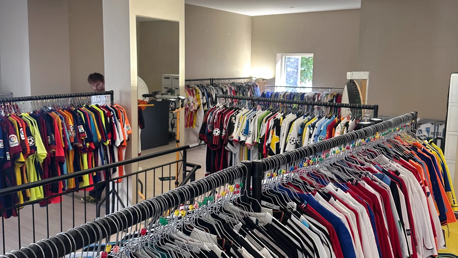 1500 fodboldtrøjer rykker ind i Svendborg: Pop-up-butik åbner i Møllergade