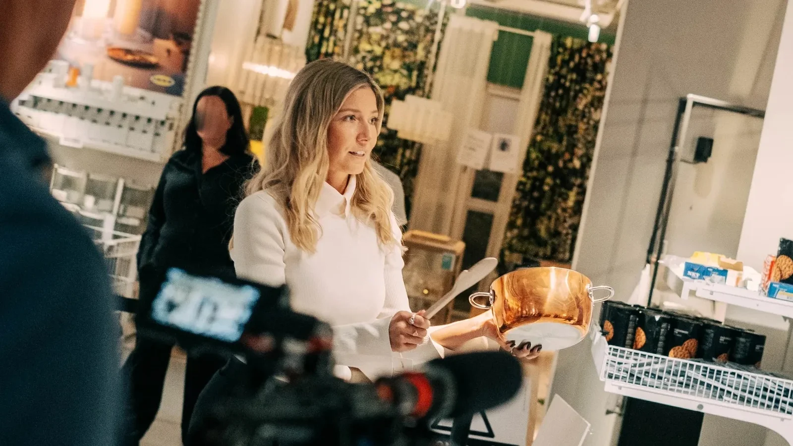 Nyt Viaplay-program med Carla Mickelborg rykker ind i IKEA Odense