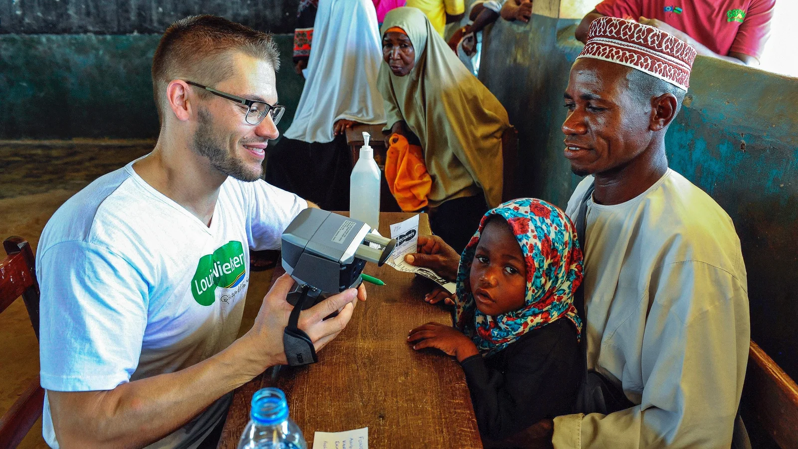 Jacob og Rene håber på flere solbriller i Taastrup: Donationerne skal hjælpe børn og voksne i Tanzania
