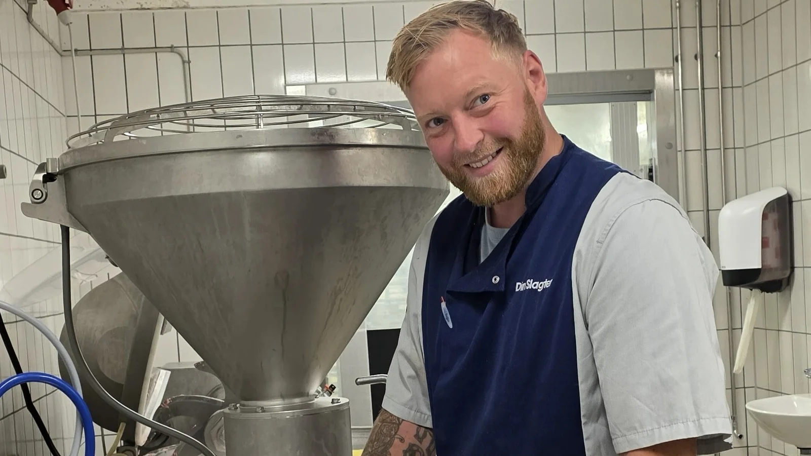 Pølseglad pølsemager producerer pølser til en stor del af Sjælland