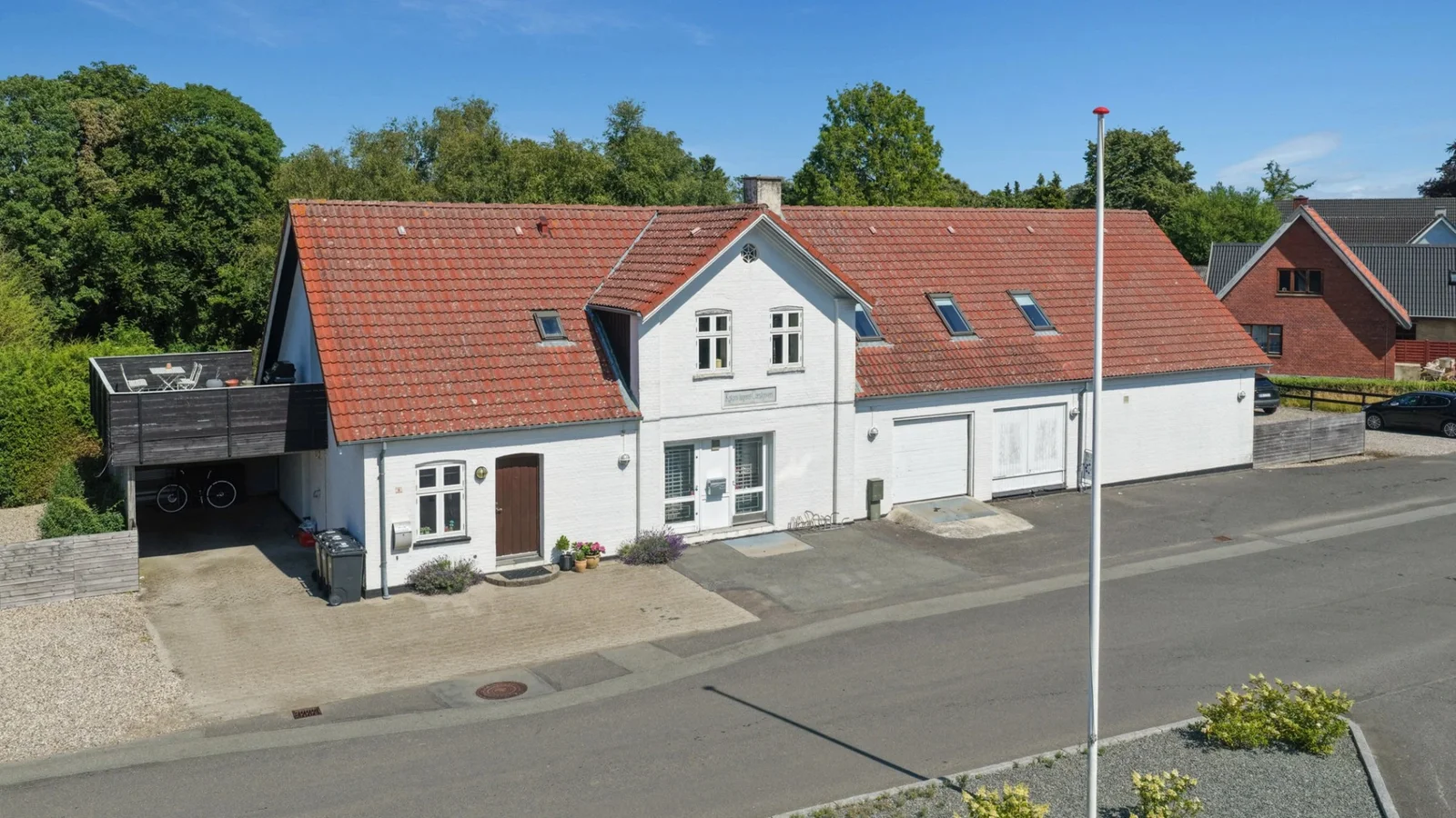 Ugens bolig hos Estate: Stor villa med parklignende have og egen erhvervsdel i Ellinge