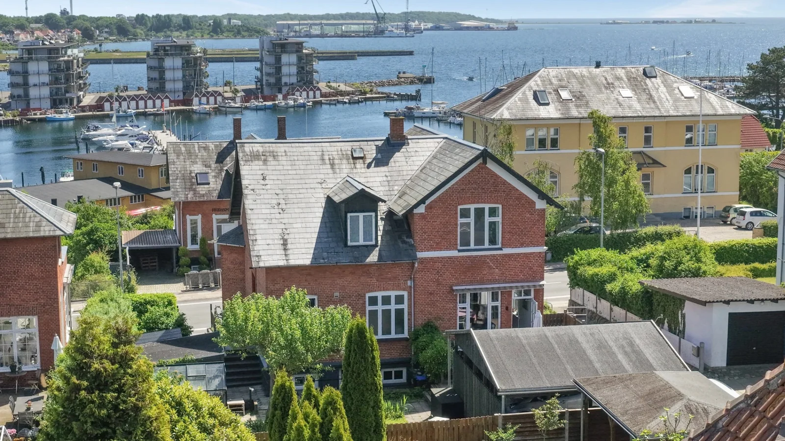 Ugens bolig fra Estate: Klassisk villa med udsigt over Nyborg og Storebælt