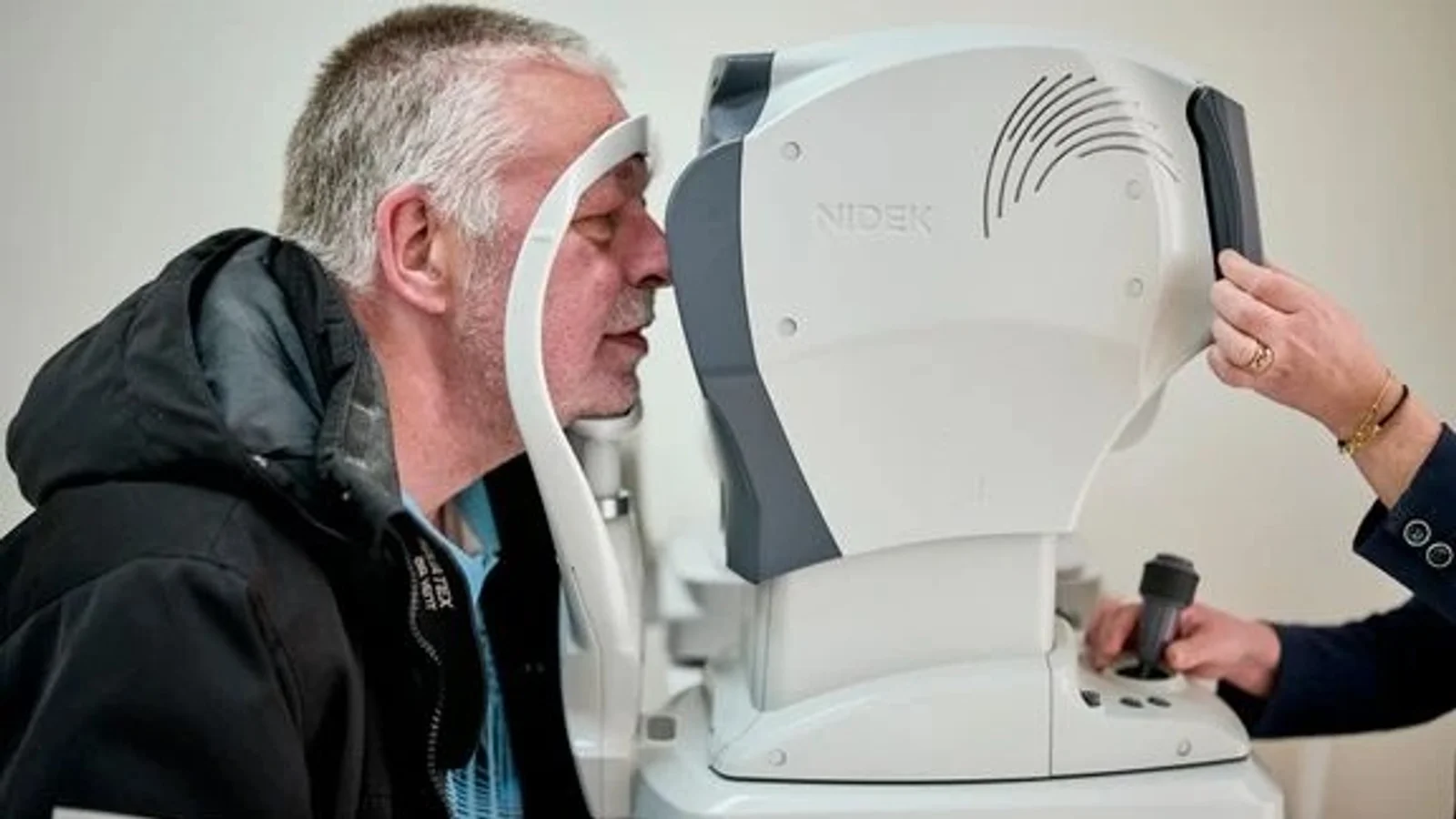 Lokale optikere giver gratis synstest og briller til udsatte danskere