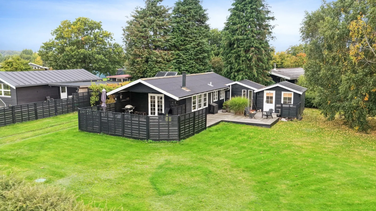 Nyhed hos Estate Nyborg: Charmerende sommerhus med flere hyggelige uderum