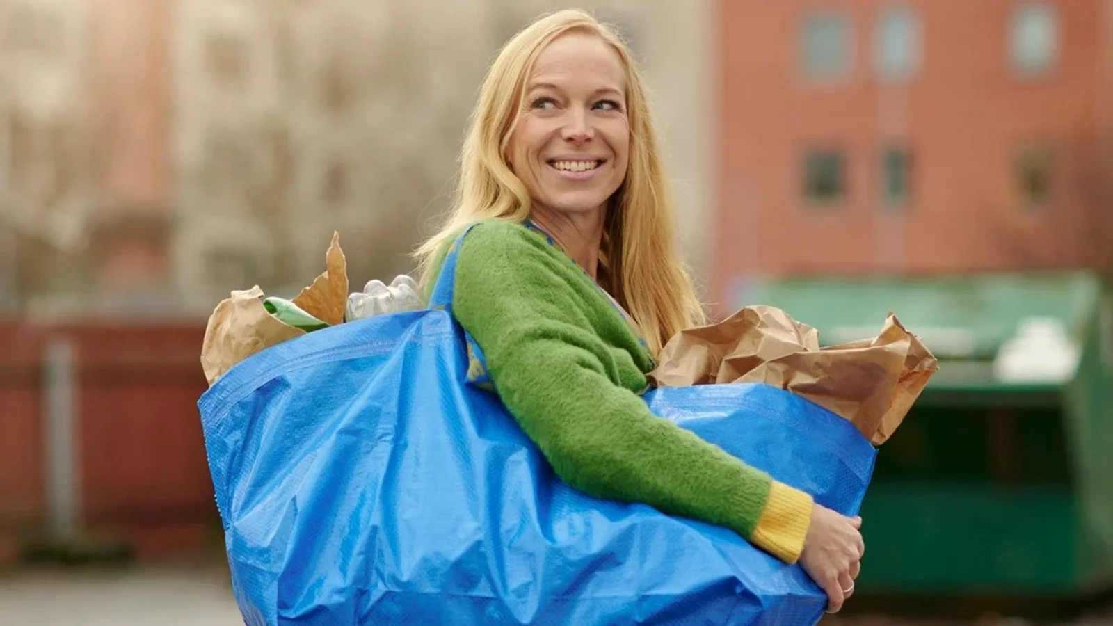 Mange troede den ikoniske blå pose skulle udgå: Nu løfter IKEA sløret for ny version