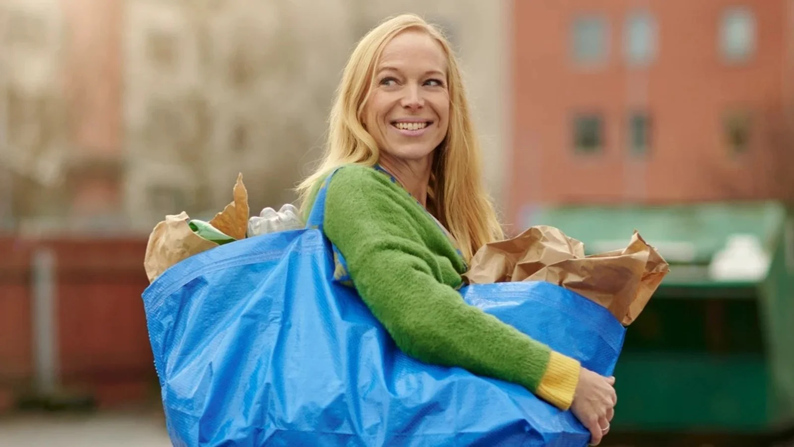Mange troede den ikoniske blå pose skulle udgå: Nu løfter IKEA sløret for ny version