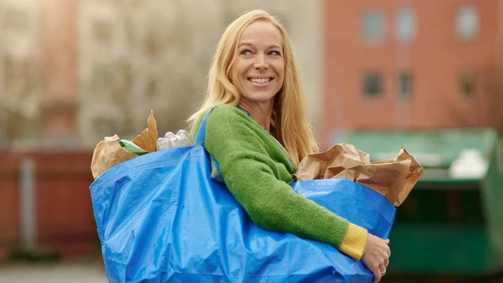 Mange troede den ikoniske blå pose skulle udgå: Nu løfter IKEA sløret for ny version