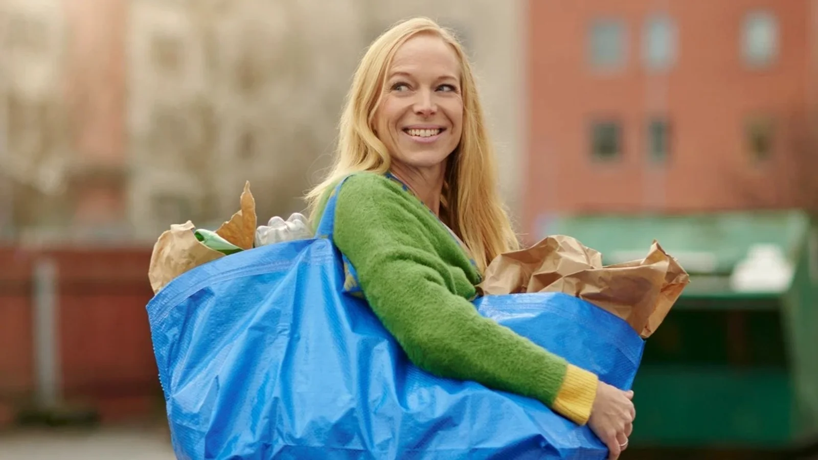 Mange troede den ikoniske blå pose skulle udgå: Nu løfter IKEA sløret for ny version