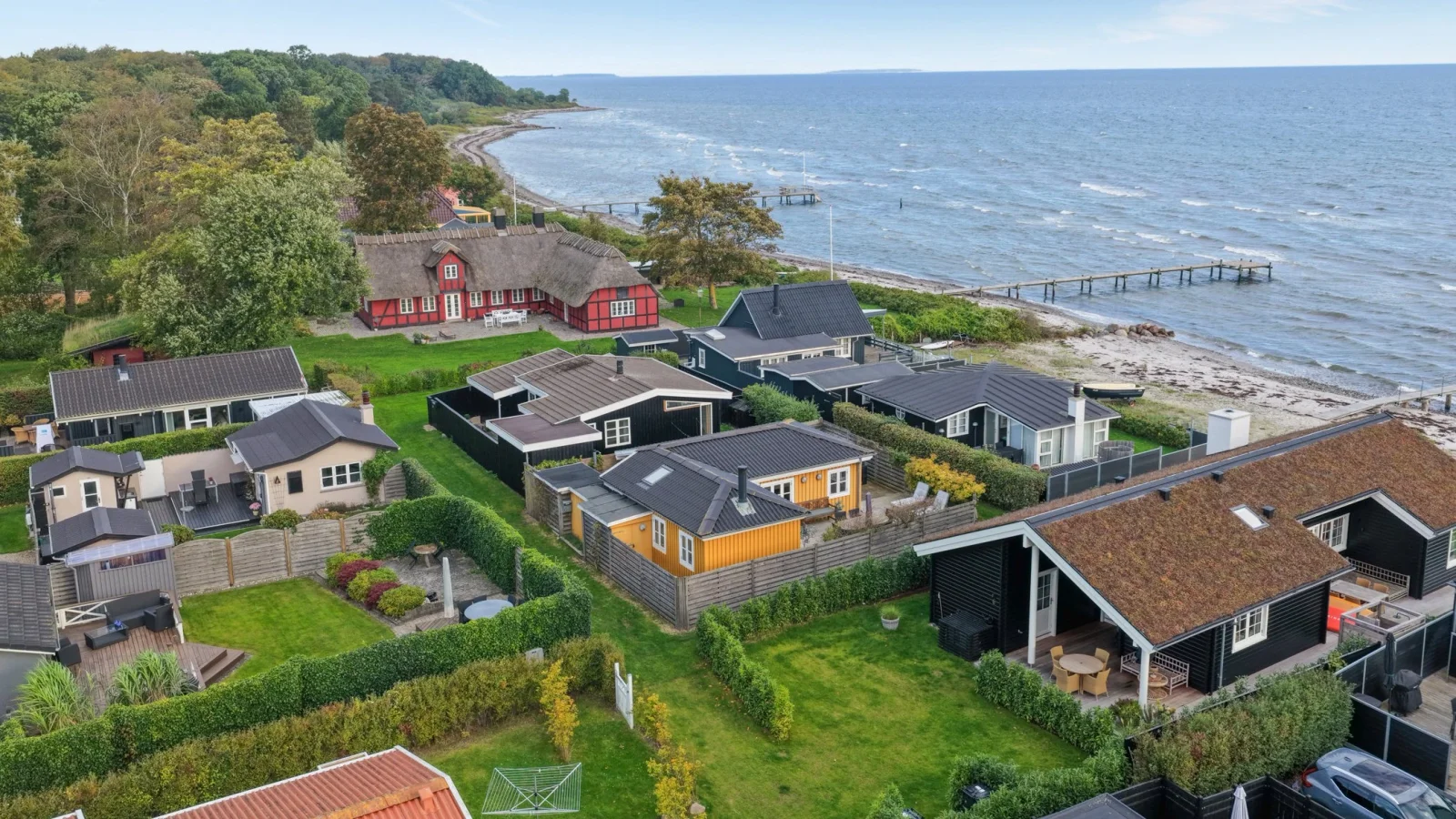 Ugens bolig: Renoveret sommerhus kun 25 meter fra vandet i Nordenhuse