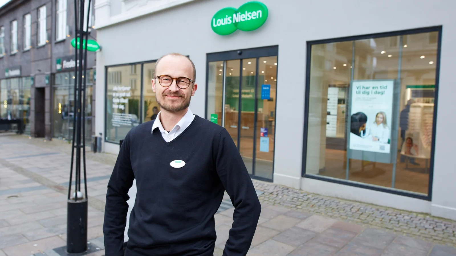 Fredericia-borgere fra Blå Kors fik gratis briller og sundhedstjek af øjnene hos Louis Nielsen