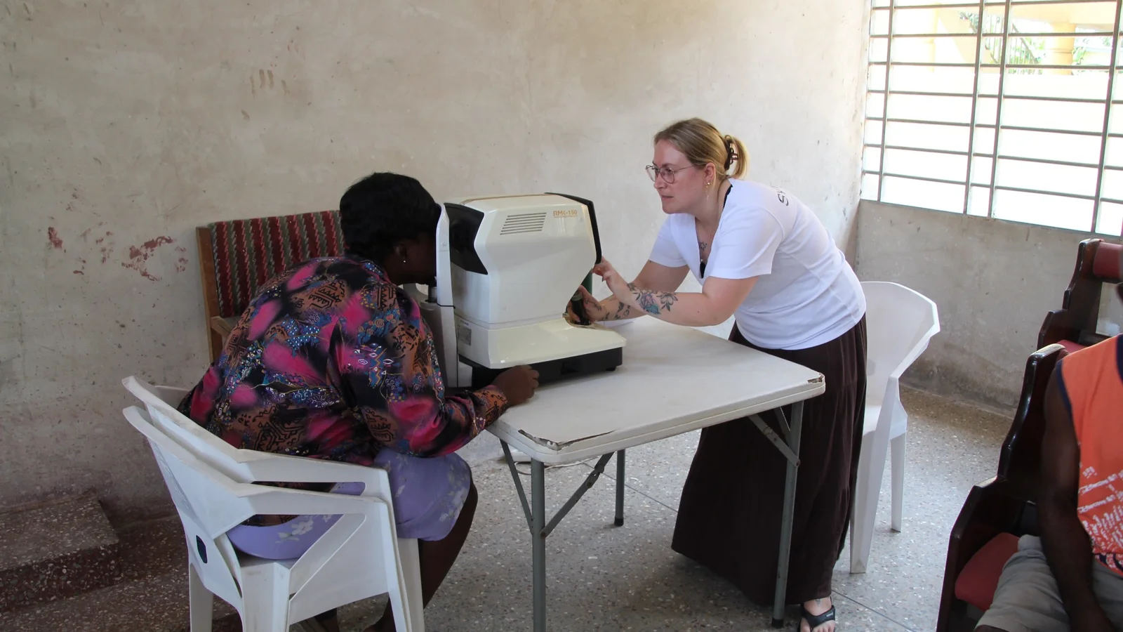 Julie fra Slagelse rejste til Ghana og var med til at ændre hverdagen for 1300 børn og voksne: ”Da brillerne kom på, trillede tårerne ned ad kinderne”