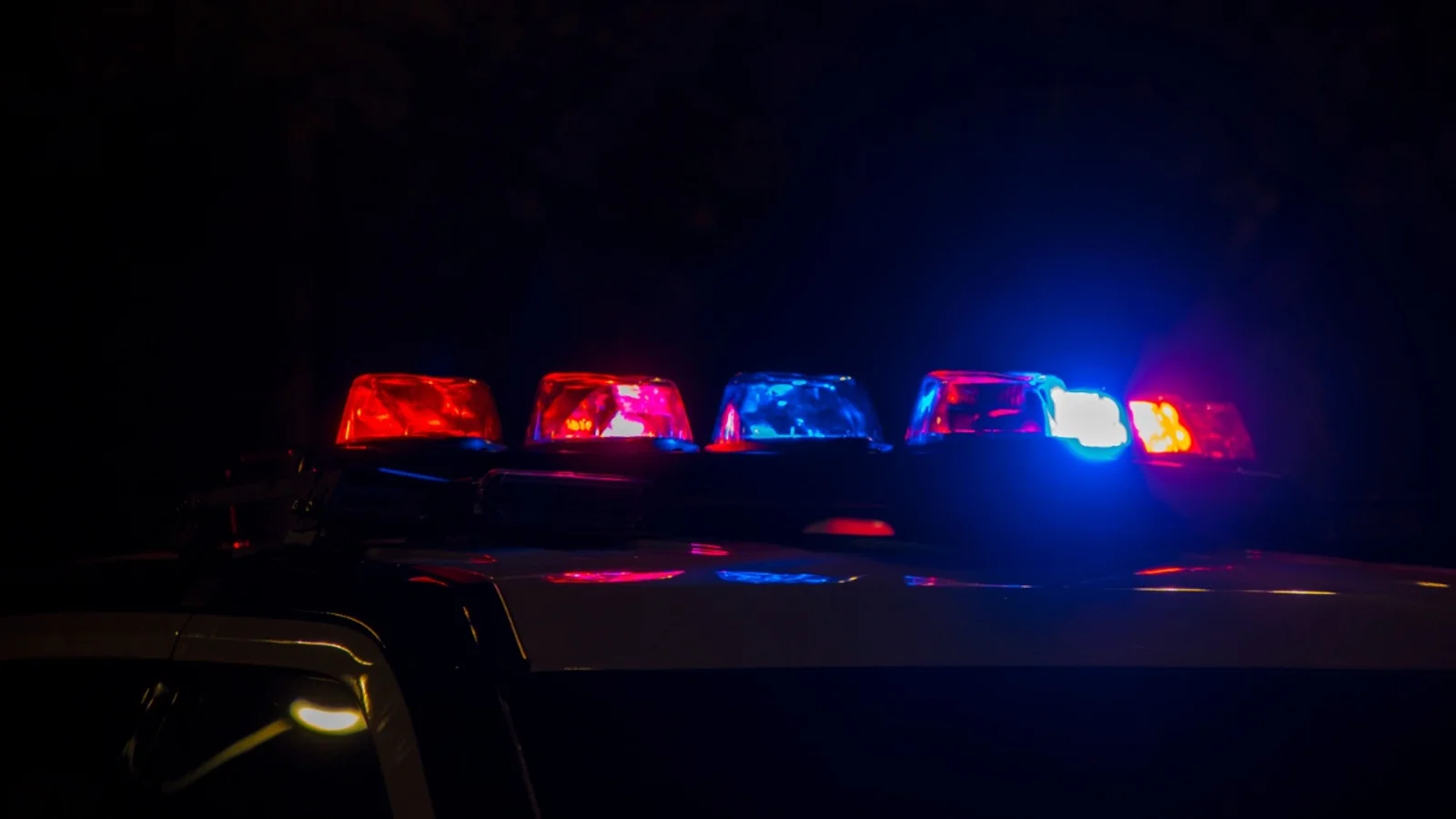 Politiet er til stede efter fund af fyrværkeri