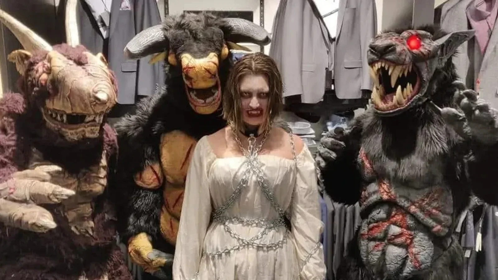 Uhyggelige monstre inviterer til Halloween i Metroen