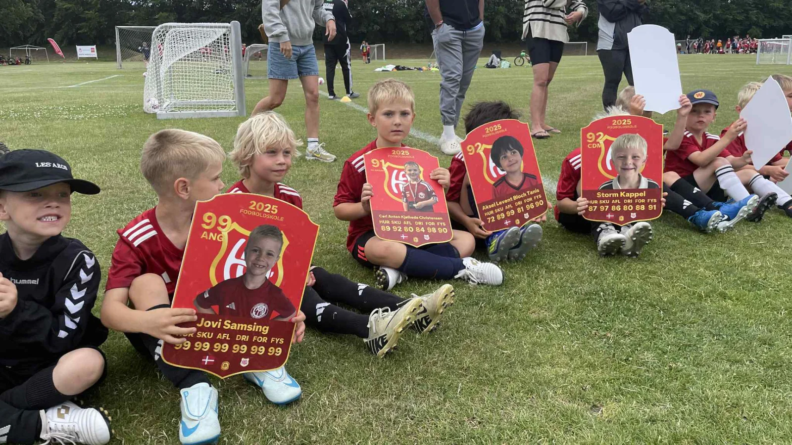Lokal virksomhed leverede hundreder af fodboldkort til fodboldskole i Aarhus