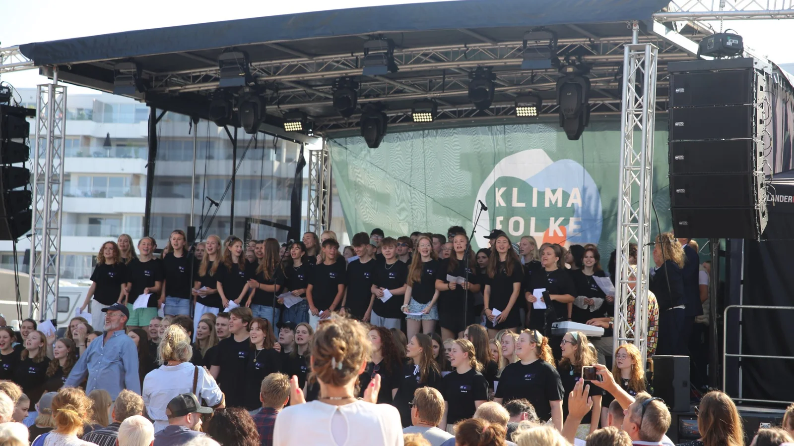 136 elever fra Viby Efterskole sætter klimaet på dagsordenen med sang og flashmob til årets klimamøde