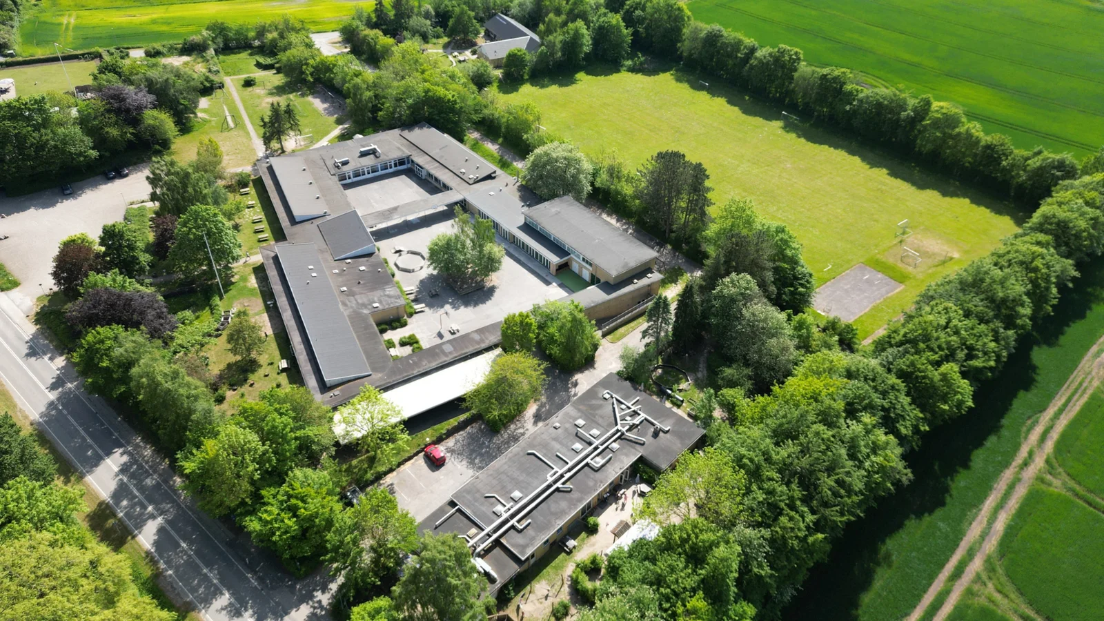 Første spadestik: Stor skolerenovering af Fjelsted Harndrup Skole går i gang