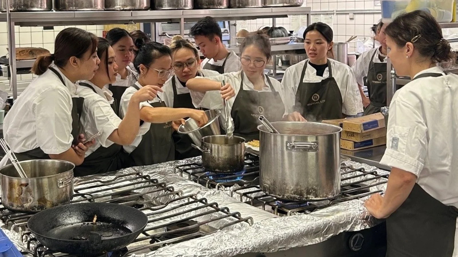 Kendt hotel henter filippinske og vietnamesiske kvinder hjem – det har reddet køkkenet
