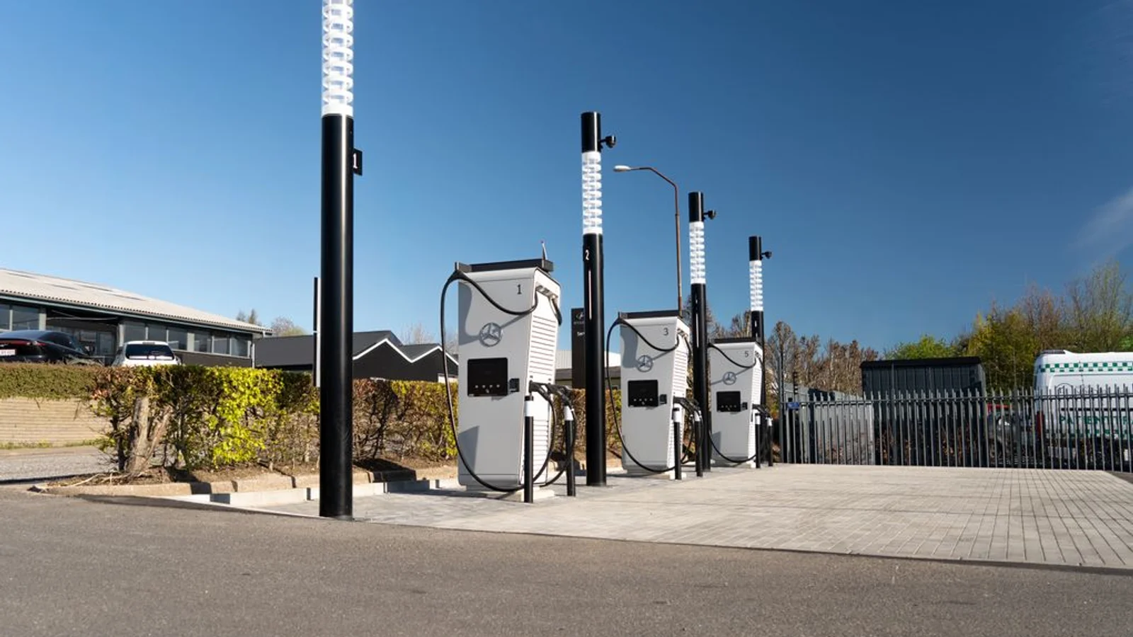 Første Mercedes-Benz Charging Hub hos forhandler er åbnet i Danmark i Vejle