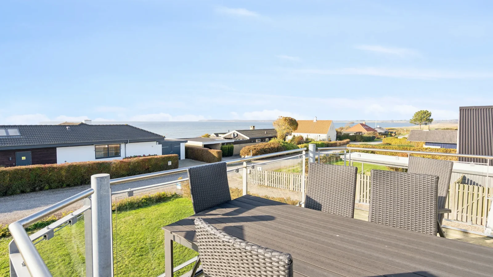 Drømmer du om et sommerhus med havudsigt? Blomstrøm Bolig har måske det rette