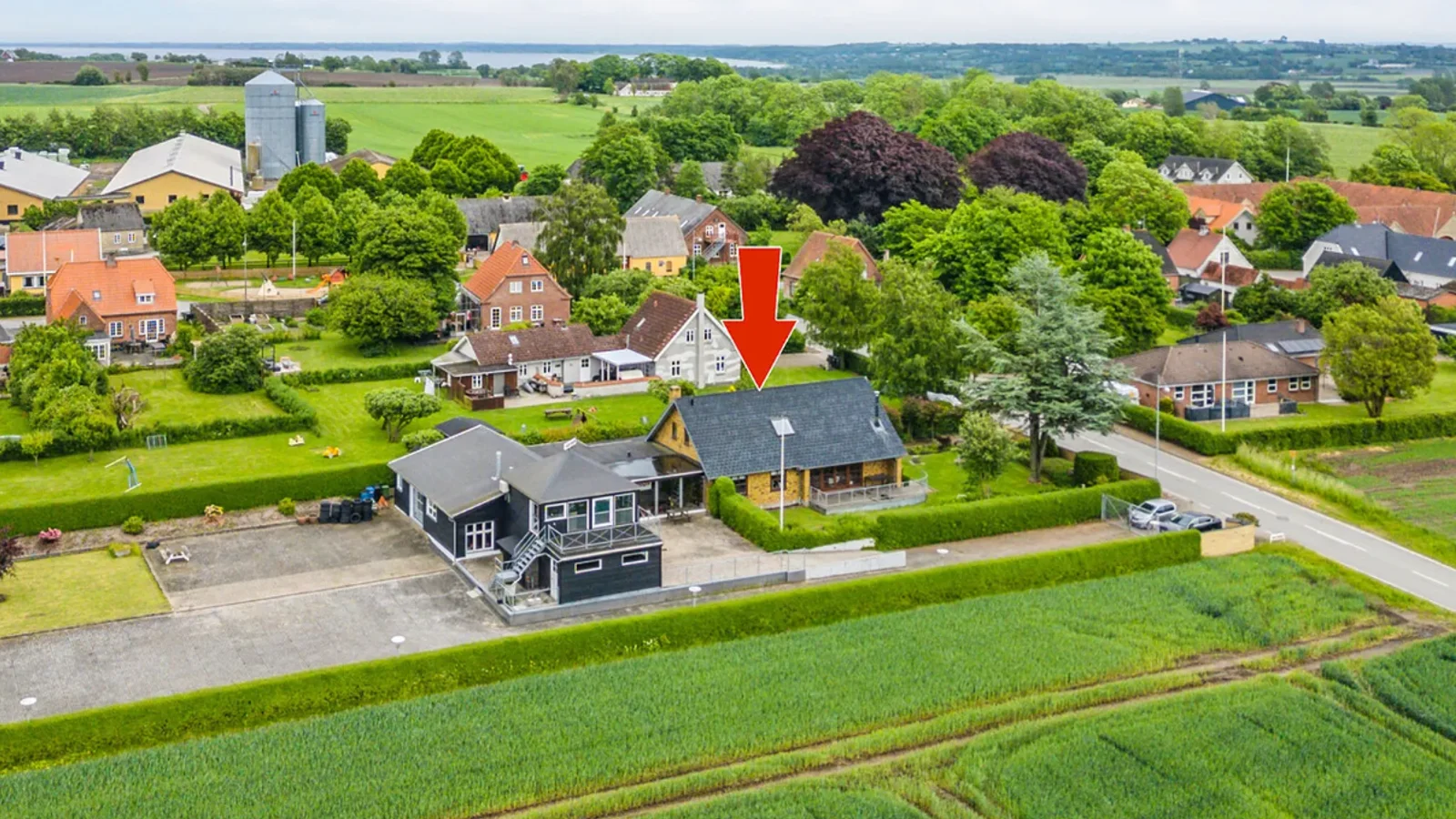 Skal villa med stort værksted og udsigt til åbne vidder være jeres?