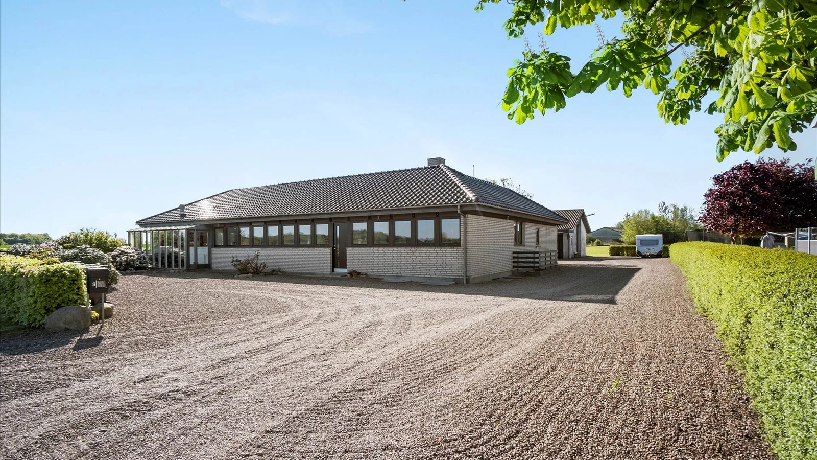 Tæt på vand og by har EDC Middelfart en bolig til salg med erhvervsmuligheder