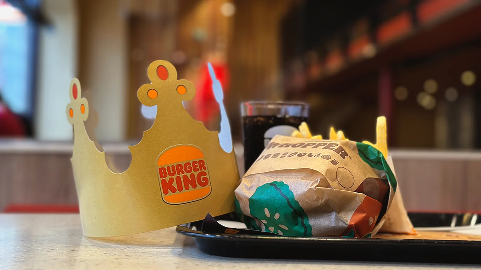 Burger King hylder Kong Frederik med uddeling af kongekroner og royalt tilbud