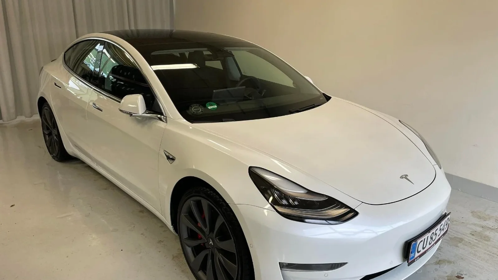 Lang rækkevidde og høj komfort - lej en Tesla Model 3 hos Mini Mobility