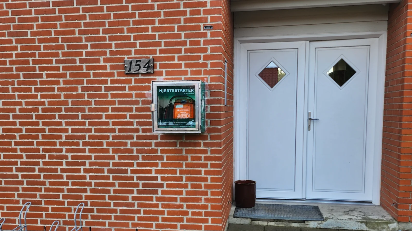 Grundejerforeningen Storebæltsvænget i Middelfart har fået en hjertestarter som skal give tryghed i hele området