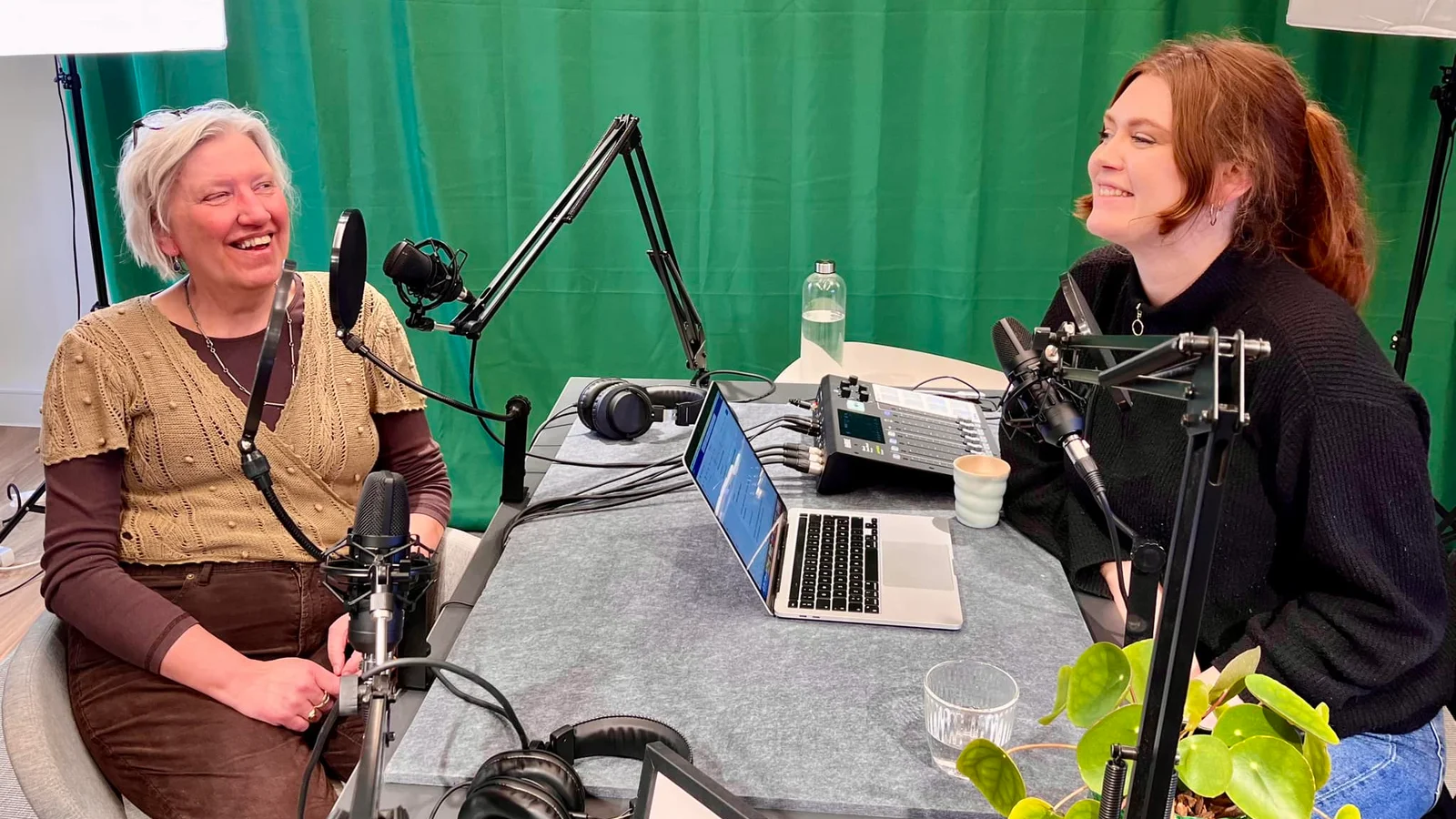 Nyt podcastafsnit: Kom tættere på AOF, deres historie og deres leder