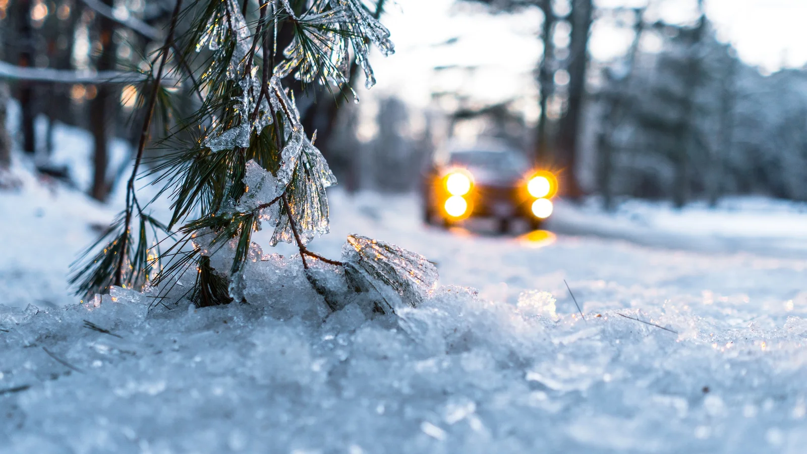 Frost og sne er kommet til landet: Få skiftet til vinterdæk hos Mekanikeren