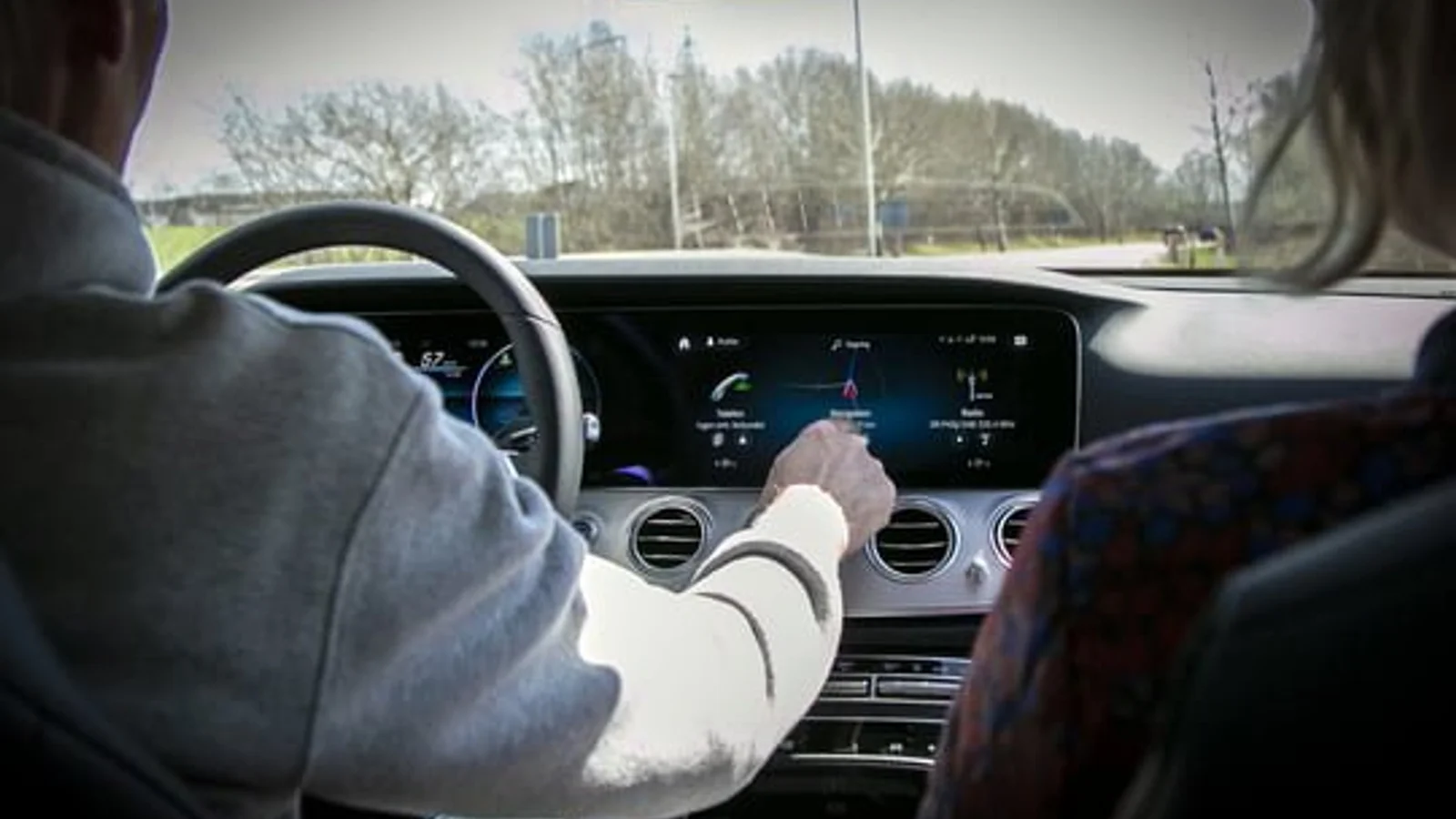 Vi ved det godt, men vi gør det alligevel – mobil bag rattet