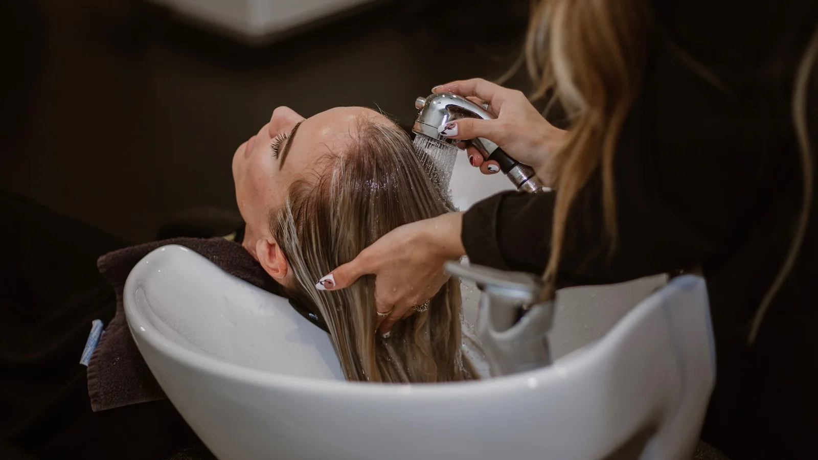 6 tips: Sådan passer du på dit hår i kulden