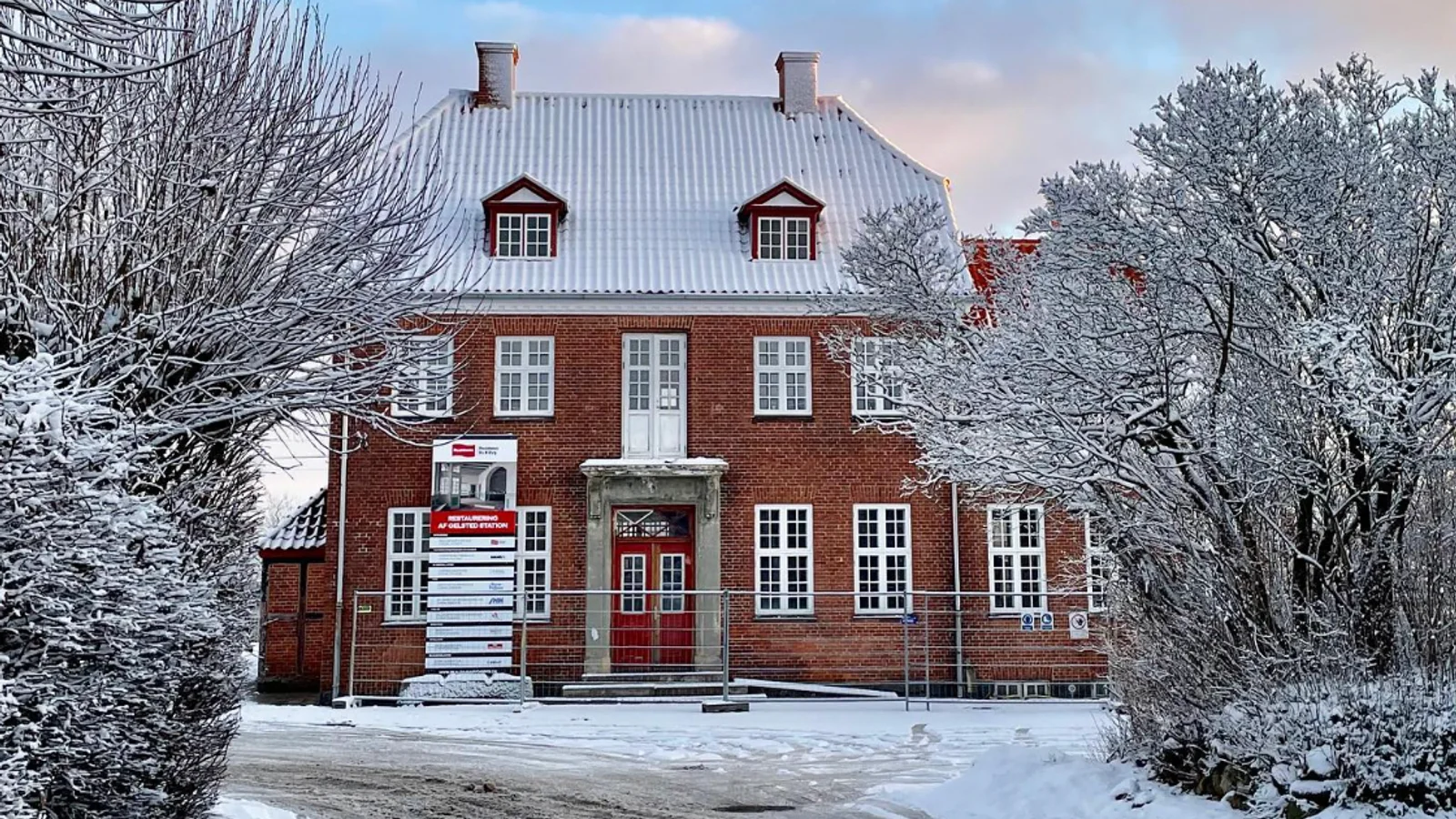 Gelsted Station nu med nyt restaureret tag