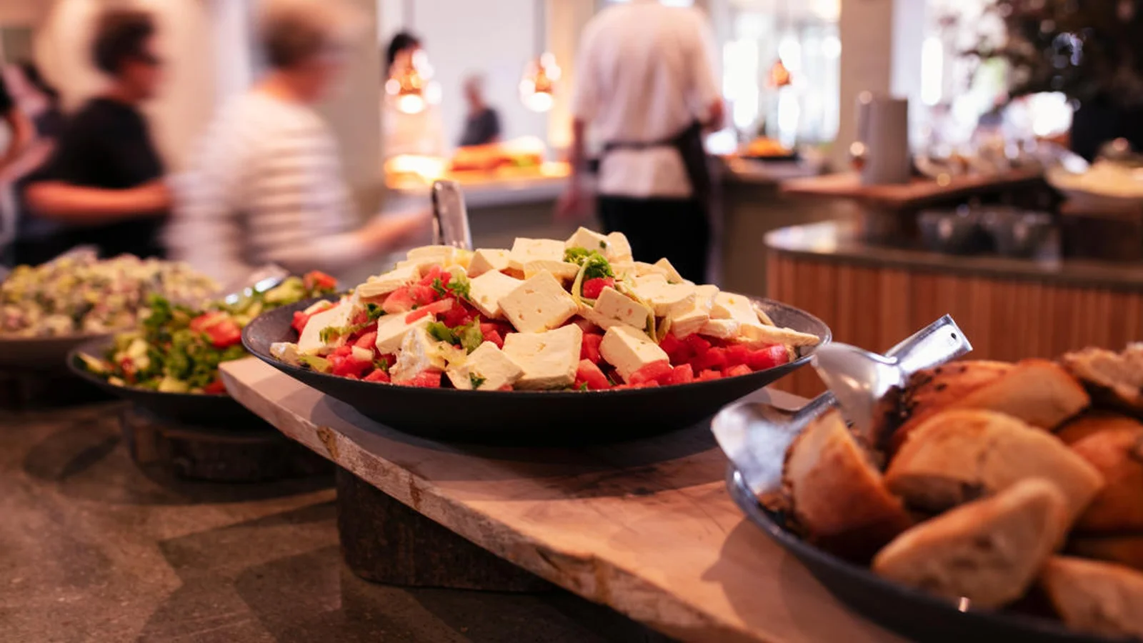 Nyd de lyse sommeraftener: Fjelsted Skovs buffet er åben hver aften