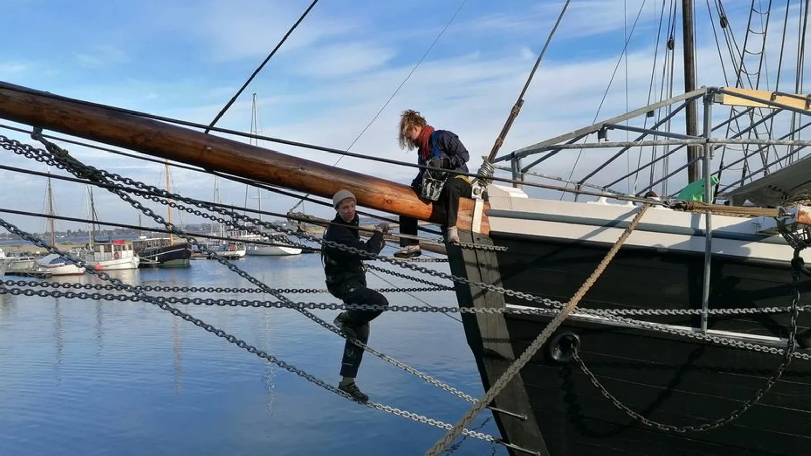 Unge indtager havnen for at prøve kræfter med det maritime liv og skabe liv på havnen