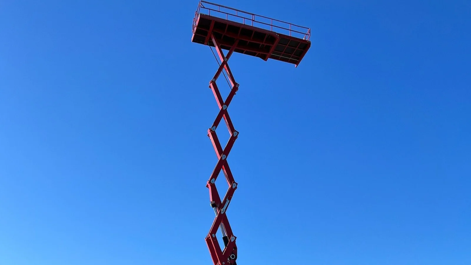 Horsens Lift udlejer en 27 meter el-saxlift som de eneste i Danmark